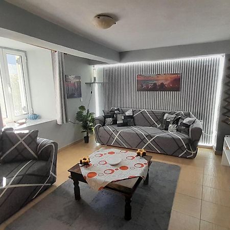 George House Apartment เลโอนีดีออน ภายนอก รูปภาพ